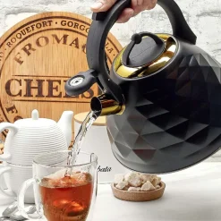 Czajnik z gwizdkiem Tadar Crystal, 3 l, stal nierdzewna, czarny mat, złote elementy