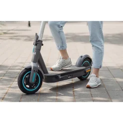 Hulajnoga elektryczna Motus Scooty 10 2022, silnik 350 W, 60 km zasięgu