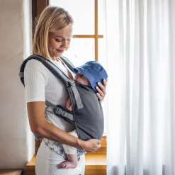 Nosidło ergonomiczne MoMi Collet z kapturem, 2 pozycje noszenia, szare z kwiatami