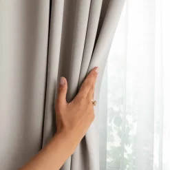 Zasłona zaciemniająca 140 x 270 cm Restilo, na przelotkach, jasnobeżowa